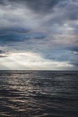 Deniz kenarında akşam, gün batımında deniz manzarası