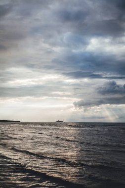 Deniz kenarında akşam, gün batımında deniz manzarası