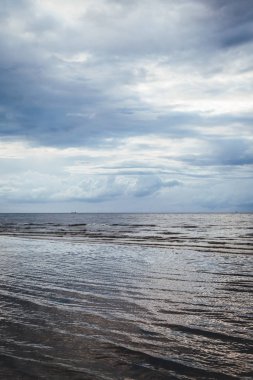 Deniz kenarında akşam, gün batımında deniz manzarası