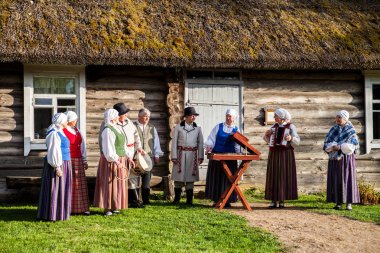Letonya, Latgale, 24 Mayıs 2017. Kırsal bölgedeki geleneksel Letonyalı şarkıcılar, güneşli bir akşamda şarkı söyleyip eğleniyorlar.