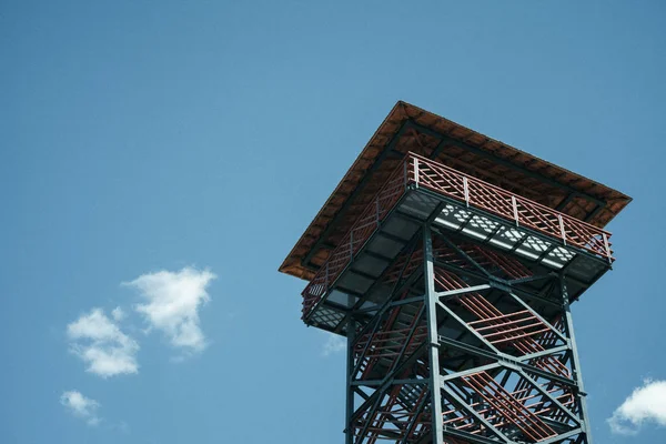 Torre Con Cielo Azul Sobre Fondo —  Fotos de Stock