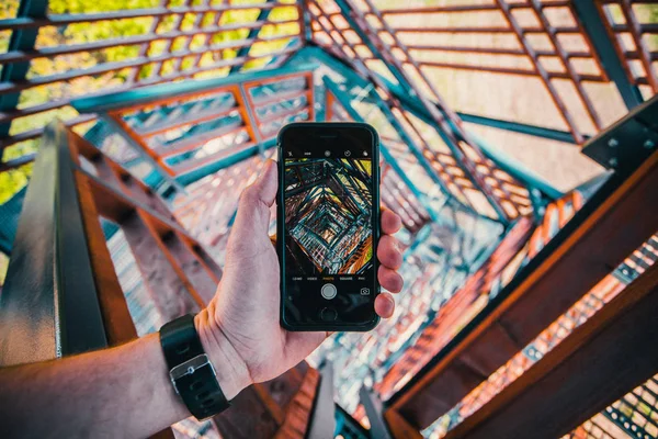 Рука Смартфоном Фотографирует Лесную Пожарную Вышку Высокой Архитектурной Стальной Смотровой — стоковое фото