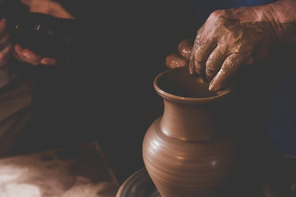 Potier Professionnel Faisant Bol Dans Atelier Poterie — Photo