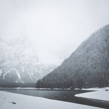 Manzaralı sakin kış manzarasının panoramik görüntüsü 