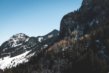 Dağları olan güzel bir manzara. Doğa