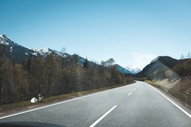 Dağdan geçen arabanın manzarası.