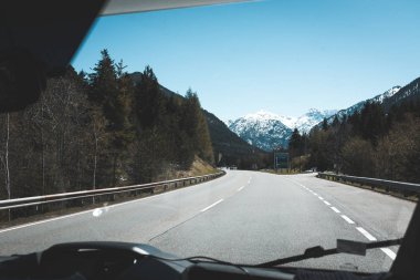 Dağdan geçen arabanın manzarası.