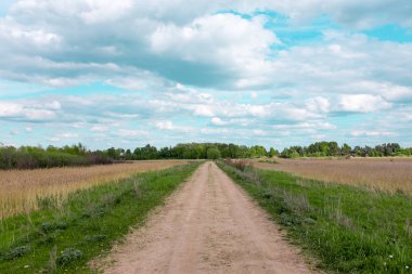 Bulutlu gökyüzü arkaplanındaki alanı göster