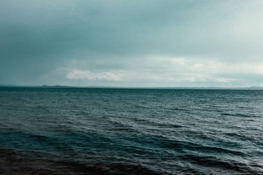 Deniz kenarında akşam, gün batımında deniz manzarası