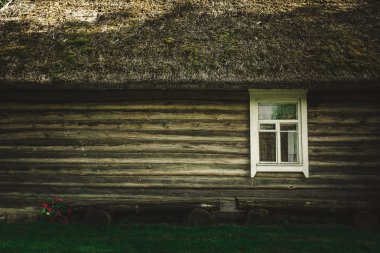 Beyaz pencereli klasik günlük evi