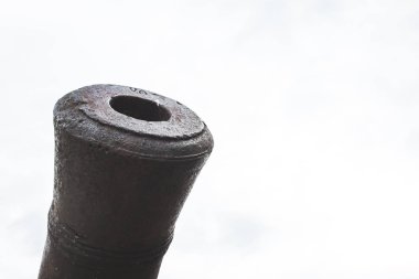  Letonya 'da, Koknese' de, eski harabelerde eski bir kale silahı.