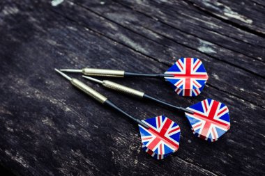 Arkaplanda İngiltere bayraklı dart okları, yakın çekim