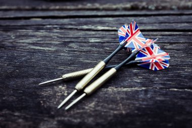 Arkaplanda İngiltere bayraklı dart okları, yakın çekim