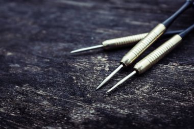 Arka planda üç Dart, kapat