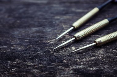 Arka planda üç Dart, kapat