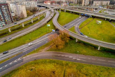 Şehir otobanının kavşaklarında havadan manzara. Araçlar yolda sürücü