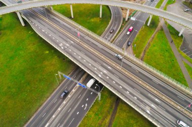 Şehir otobanının kavşaklarında havadan manzara. Araçlar yolda sürücü