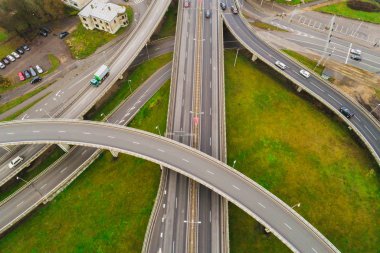 Şehir otobanının kavşaklarında havadan manzara. Araçlar yolda sürücü