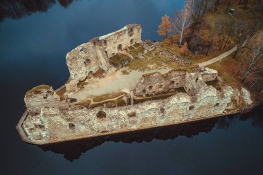 Nehir kenarındaki eski şatonun kalıntıları. 