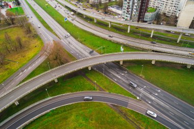 Şehir otobanının kavşaklarında havadan manzara. Araçlar yolda sürücü