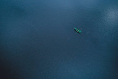 Sakin karanlık su ve tekne üzerindeki hava manzarası.