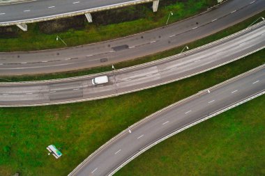 Şehir otobanının kavşaklarında havadan manzara. Araçlar yolda sürücü