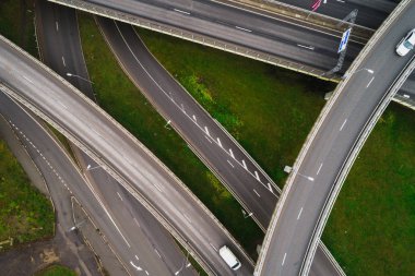 Şehir otobanının kavşaklarında havadan manzara. Araçlar yolda sürücü
