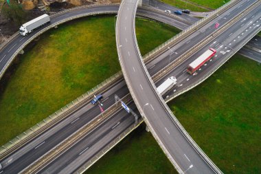 Şehir otobanının kavşaklarında havadan manzara. Araçlar yolda sürücü