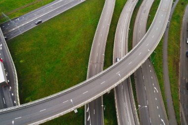 Şehir otobanının kavşaklarında havadan manzara. Araçlar yolda sürücü