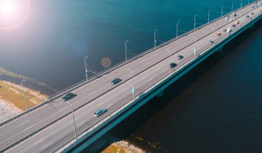 Şehir otobanındaki hava manzarası. Araçlar yolda gidiyor.