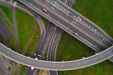 Şehir otobanının kavşaklarında havadan manzara. Araçlar yolda sürücü