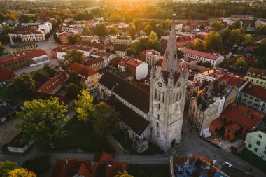 Letonya 'nın Riga şehrinin üzerinde gün batımında hava manzarası 