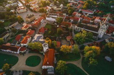 Letonya 'nın Riga şehrinin üzerinde gün batımında hava manzarası 