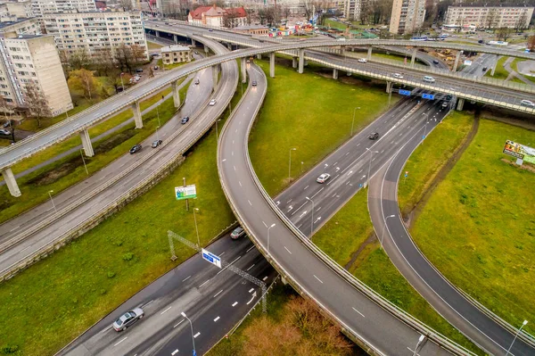 Widok Lotu Ptaka Skrzyżach Autostrady Miejskiej Pojazdy Napędowe Drogach — Zdjęcie stockowe