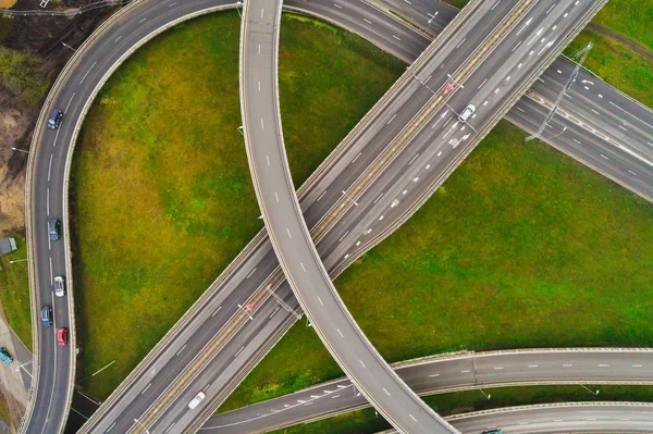 Vista Aérea Los Cruces Autopista Ciudad Los Vehículos Conducen Por — Foto de Stock