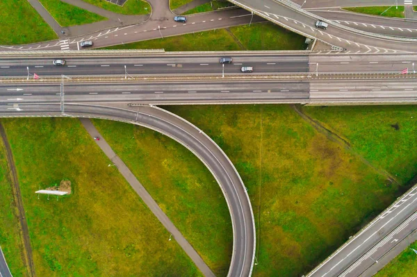 Vue Aérienne Aux Carrefours Autoroute Ville Les Véhicules Roulent Sur — Photo