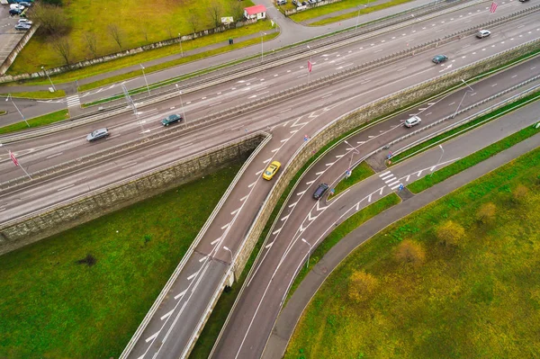 Luftaufnahme Kreuzungen Der Stadtautobahn Fahrzeuge Fahren Auf Straße — Stockfoto