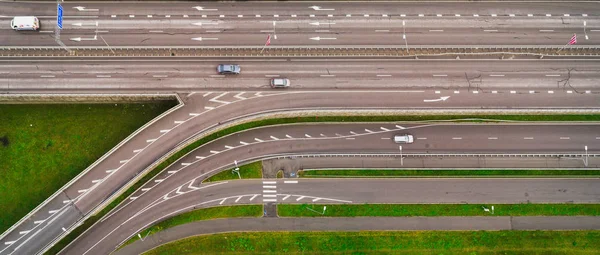 Widok Lotu Ptaka Skrzyżach Autostrady Miejskiej Pojazdy Napędowe Drogach — Zdjęcie stockowe