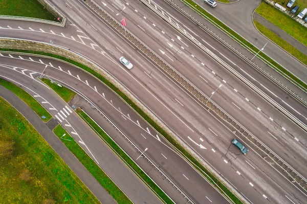 Widok Lotu Ptaka Skrzyżach Autostrady Miejskiej Pojazdy Napędowe Drogach — Zdjęcie stockowe