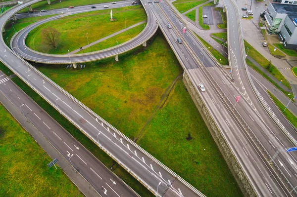 Widok Lotu Ptaka Skrzyżach Autostrady Miejskiej Pojazdy Napędowe Drogach — Zdjęcie stockowe