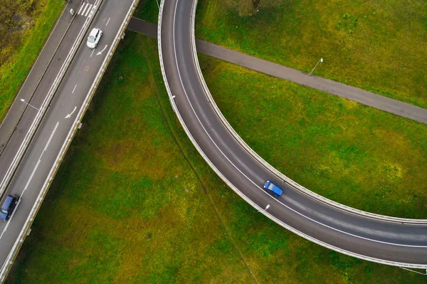 Widok Lotu Ptaka Skrzyżach Autostrady Miejskiej Pojazdy Napędowe Drogach — Zdjęcie stockowe