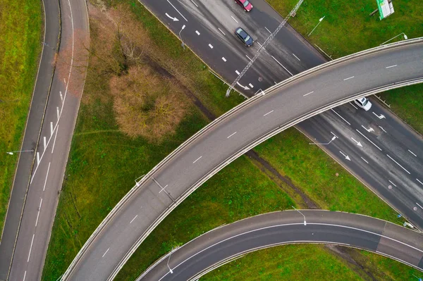 Widok Lotu Ptaka Skrzyżach Autostrady Miejskiej Pojazdy Napędowe Drogach — Zdjęcie stockowe