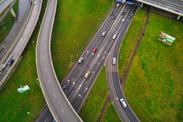 Widok Lotu Ptaka Skrzyżach Autostrady Miejskiej Pojazdy Napędowe Drogach — Zdjęcie stockowe