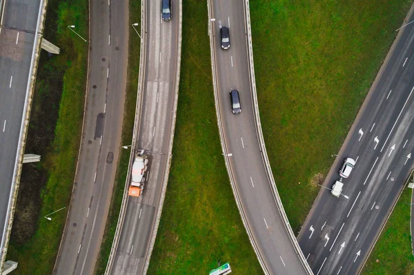 Widok Lotu Ptaka Skrzyżach Autostrady Miejskiej Pojazdy Napędowe Drogach — Zdjęcie stockowe