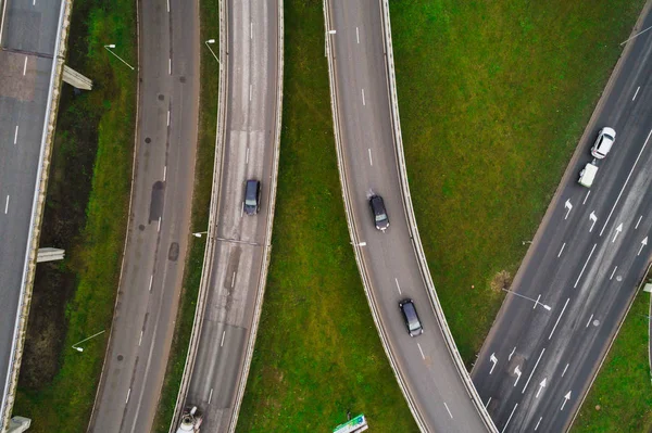 Widok Lotu Ptaka Skrzyżach Autostrady Miejskiej Pojazdy Napędowe Drogach — Zdjęcie stockowe