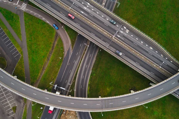 Vue Aérienne Aux Carrefours Autoroute Ville Les Véhicules Roulent Sur — Photo