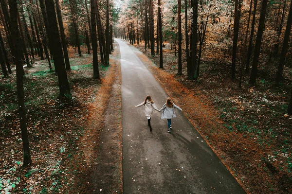 Šťastné Dívky Běží Podzimním Lese — Stock fotografie