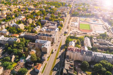 Letonya 'nın eski kenti üzerinde hava manzarası
