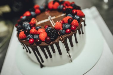 Çikolata kaplı ve dutlu beyaz pasta, yakın plan doğum günü pastası.