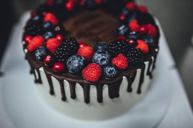 Çikolata kaplı ve dutlu beyaz pasta, yakın plan doğum günü pastası.